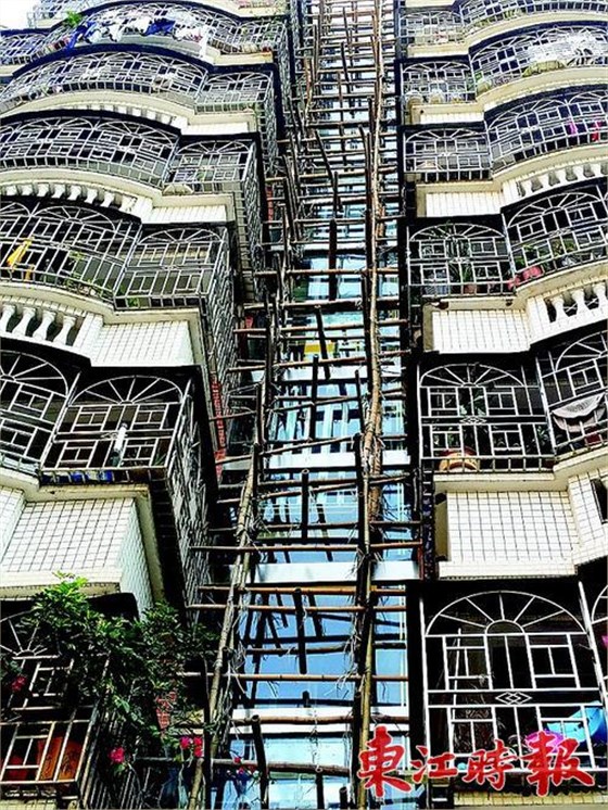  刚加装的电梯外观，仍有一些脚手架未拆除。本组图片《东江时报》记者朱金赞摄 
